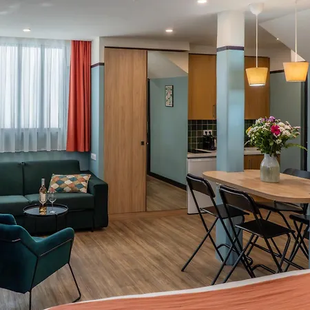 Hotel De France, Un Ammi
